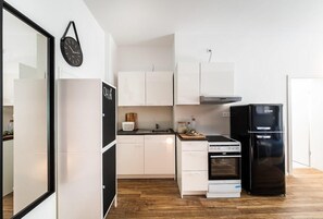 Familienapartment, 1 Queen-Bett und Schlafsofa (53m²) | Eigene Küche | Großer Kühlschrank, Ofen, Herdplatte