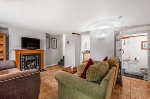 TV, fireplace, DVD player, stereo - 3 bed cottage to rent in Sidmouth - 3 mins walk from town and beach (Sidmouth)