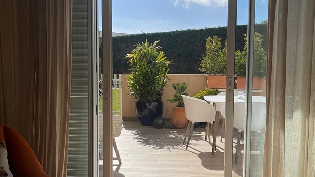 Une pièce dotée d’une porte-fenêtre coulissante donnant sur un patio.