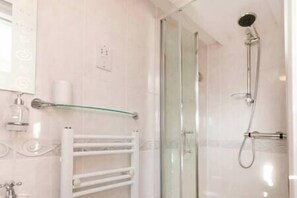 Tina, secadora de cabello, toallas 