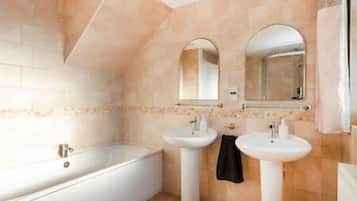 Baignoire, sĂšche-cheveux, serviettes fournies