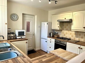 Fridge, microwave, oven, stovetop - Lovely 4 bedroom detached house in Southwell (Southwell)