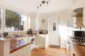 Fridge, microwave, oven, stovetop - Lovely 4 bedroom detached house in Southwell (Southwell)