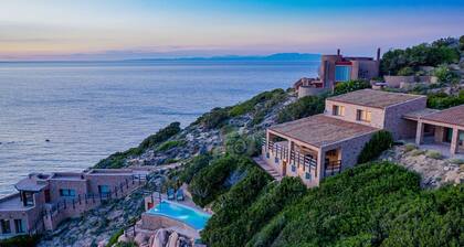 Il Saluto del Sole: house on a cliff over the sea