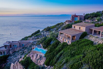 Il Saluto del Sole: house on a cliff over the sea
