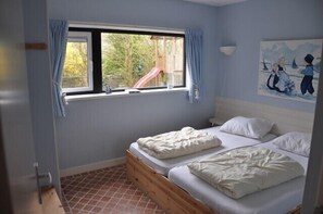 4 bedrooms, iron/ironing board, WiFi, wheelchair access