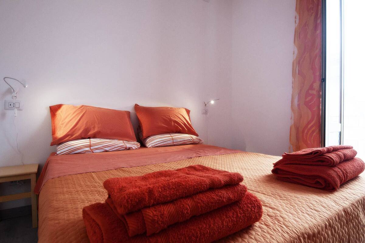 Chambre triple classique, balcon (Arancione) | Bureau, accès au Wi-Fi (inclus), literie fournie