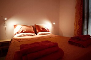 Klassieke driepersoonskamer, balkon (Arancione) | Een bureau, gratis wifi, beddengoed