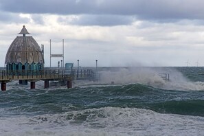 A pier with a domed structure and a sign indicating a viewpoint. - Hotel Seebrücke (Zingst)