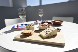 Outdoor dining - Deluxe Kyla Marine apartment in Ballycastle near the beach on the Causeway Coast (Ballycastle)