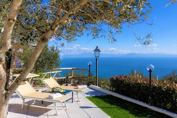 Terrace/patio - THE ROSE GARDEN: Your Piece of Amalfi - Just 5 Steps In! (Amalfi)