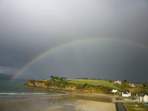Beach nearby - Sea and sand in large screan. (Douarnenez)