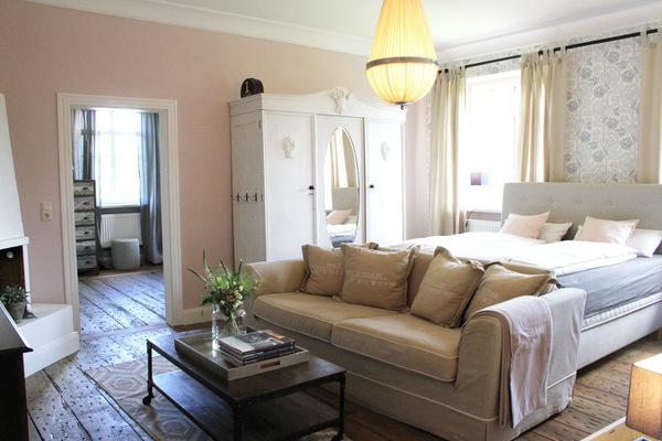 Schlafraum 1 mit Boxspringbett, Sofa und TV