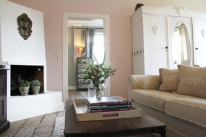 Smart-TV, Kamin, DVD-Player, Bücher