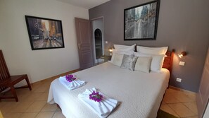 1 chambre, coffres-forts dans les chambres, fer et planche à repasser