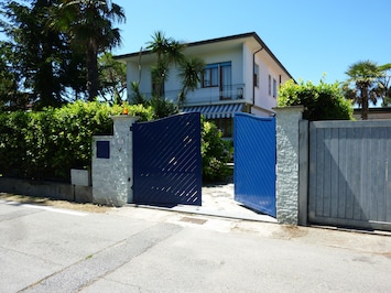 House Entrance with Electric Gate