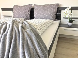 2 Schlafzimmer, Zimmersafe, Bügeleisen/Bügelbrett, WLAN