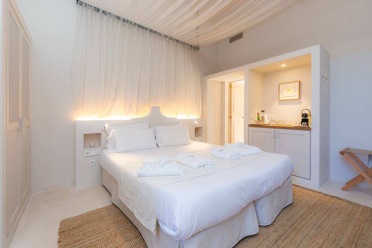 Minibar, in-room safe, free WiFi, bed sheets
