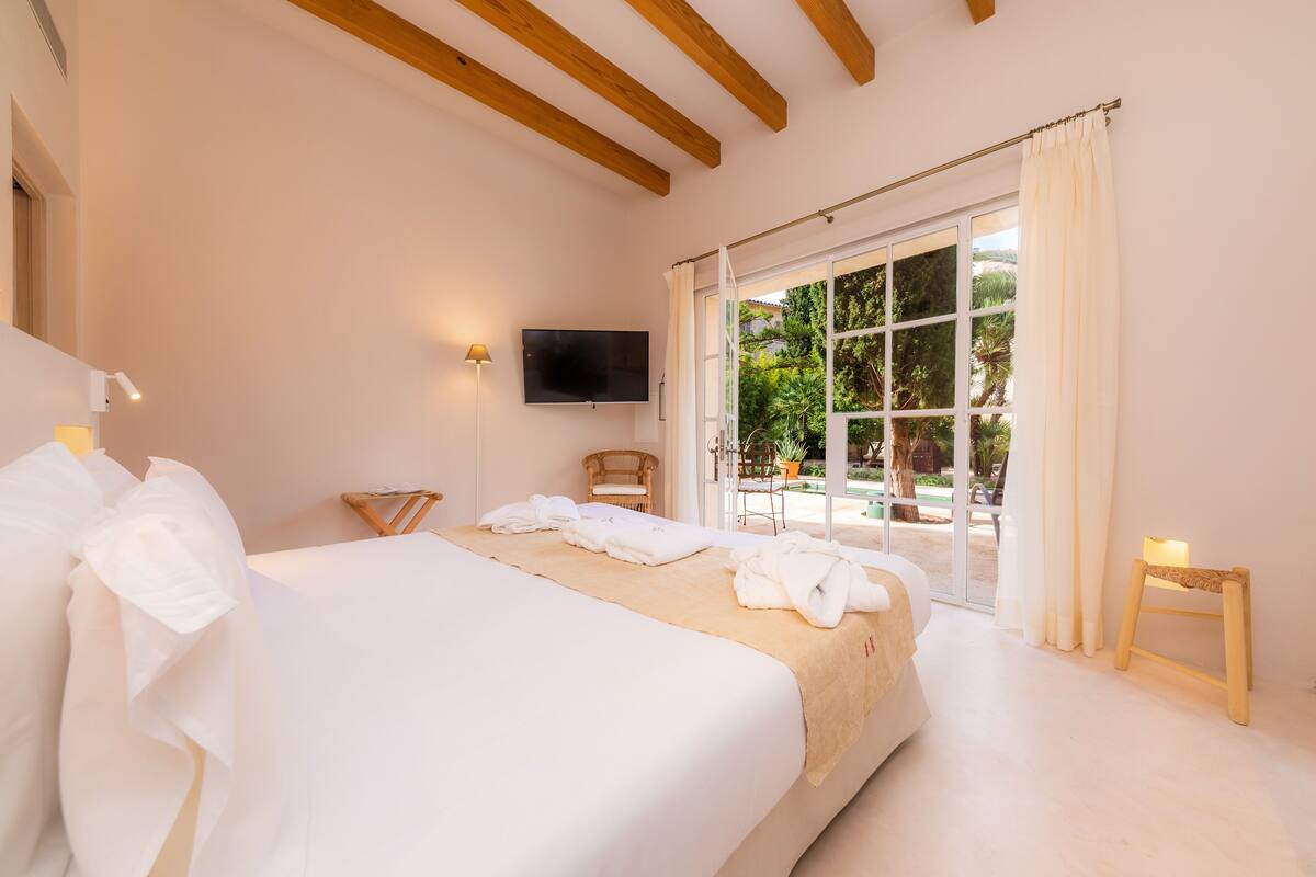 Minibar, in-room safe, free WiFi, bed sheets
