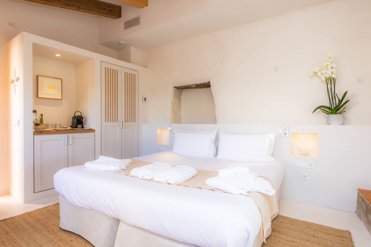 Minibar, in-room safe, free WiFi, bed sheets