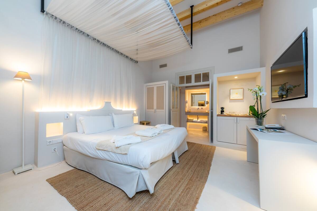 Minibar, in-room safe, free WiFi, bed sheets