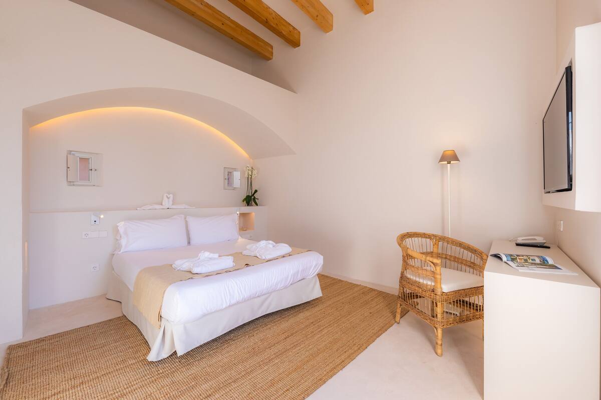 Minibar, in-room safe, free WiFi, bed sheets