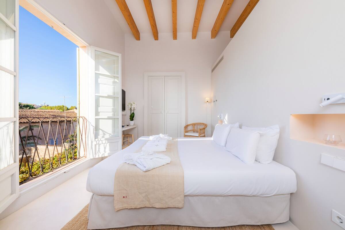 Minibar, in-room safe, free WiFi, bed sheets