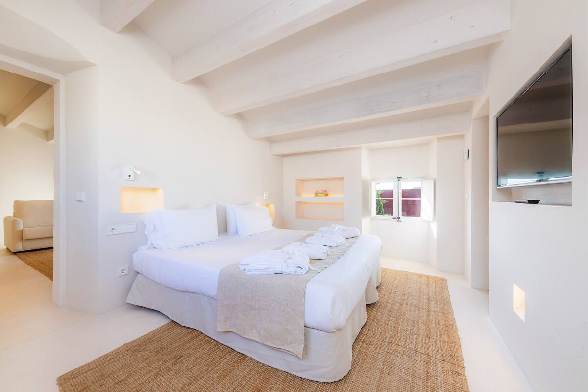 Minibar, in-room safe, free WiFi, bed sheets