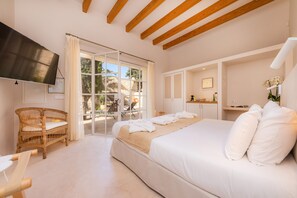 Minibar, in-room safe, free WiFi, bed sheets