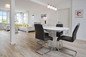 Ein stilvoller Essbereich mit Tisch, Stühlen und einer Lampe.