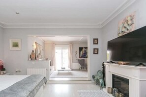 7 bedrooms, desk, iron/ironing board, free WiFi