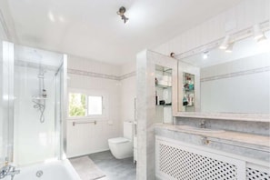 Ensemble douche/baignoire, sĂšche-cheveux, bidet, serviettes fournies