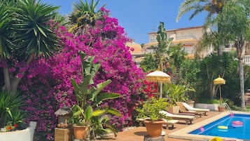 Una piscina al aire libre