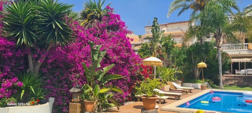 Villa Sitges Palm Garden: 5 min walk from beach with tropical garden and pool