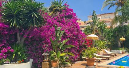 Villa Sitges Palm Garden: 5 min walk from beach with tropical garden and pool