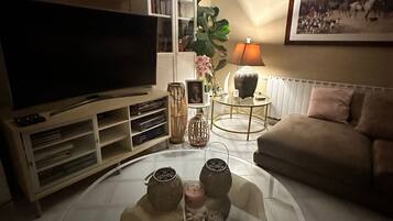 Een smart-tv, een open haard, een dvd-speler en boeken