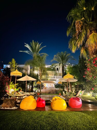 Villa Sitges Palm Garden: 5 min walk from beach with tropical garden and pool
