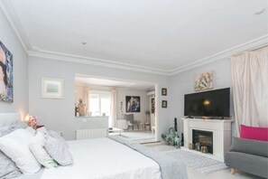 7 sovrum, skrivbord, strykjärn/strykbräda och resesäng