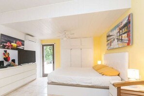 7 slaapkamers, een bureau, een strijkplank/strijkijzer, reisbedje