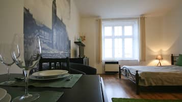 1 camera, una scrivania, insonorizzazione, ferro/asse da stiro