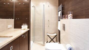 Shower, hair dryer, towels, shampoo