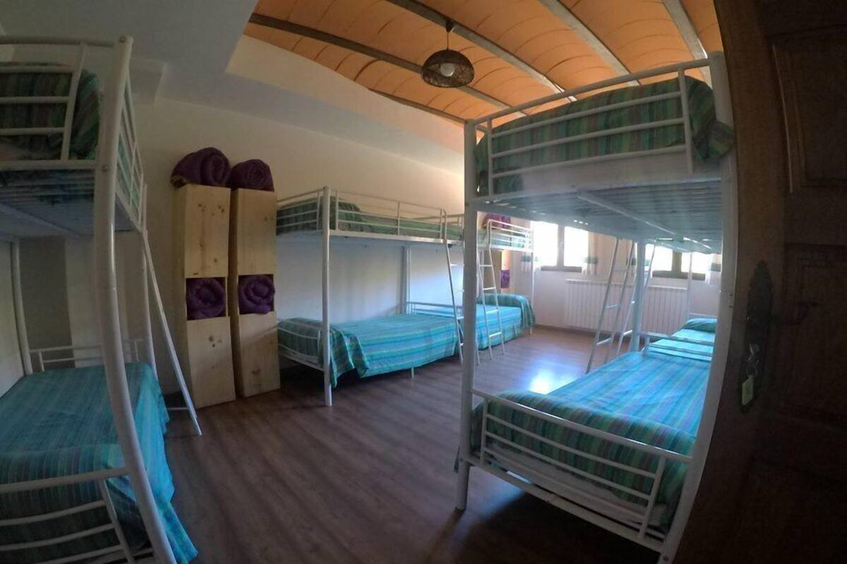 Un dormitorio con literas, armarios de madera y una ventana.