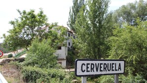 A sign for 'Cerveruela' with a building in the background. - El Tío Carrascón - Hostel (Cerveruela)