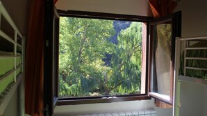 A window with a view of lush greenery outside. - El Tío Carrascón - Hostel (Cerveruela)