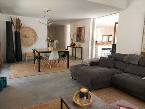 Smart-TV, Kamin, DVD-Player, Tischtennisplatte