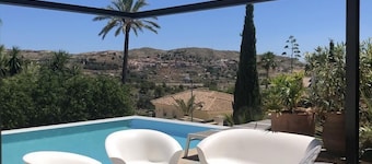 Villa architetto con una magnifica vista, riscaldamento a pavimento e piscina riscaldata
