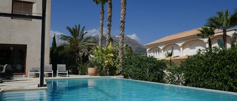 Een verwarmd zwembad