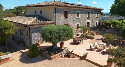 RUSTIC FARMHOUSE IDEAL FOR FAMILIES WITH PRIVATE POOL AND GREAT GARDEN