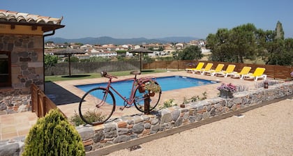 MASÍA RÚSTICA IDEAL PARA FAMILIAS CON PISCINA PRIVADA Y GRAN JARDÍN