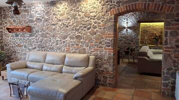 Una televisión, una chimenea, un futbolín, una mesa de tenis de mesa